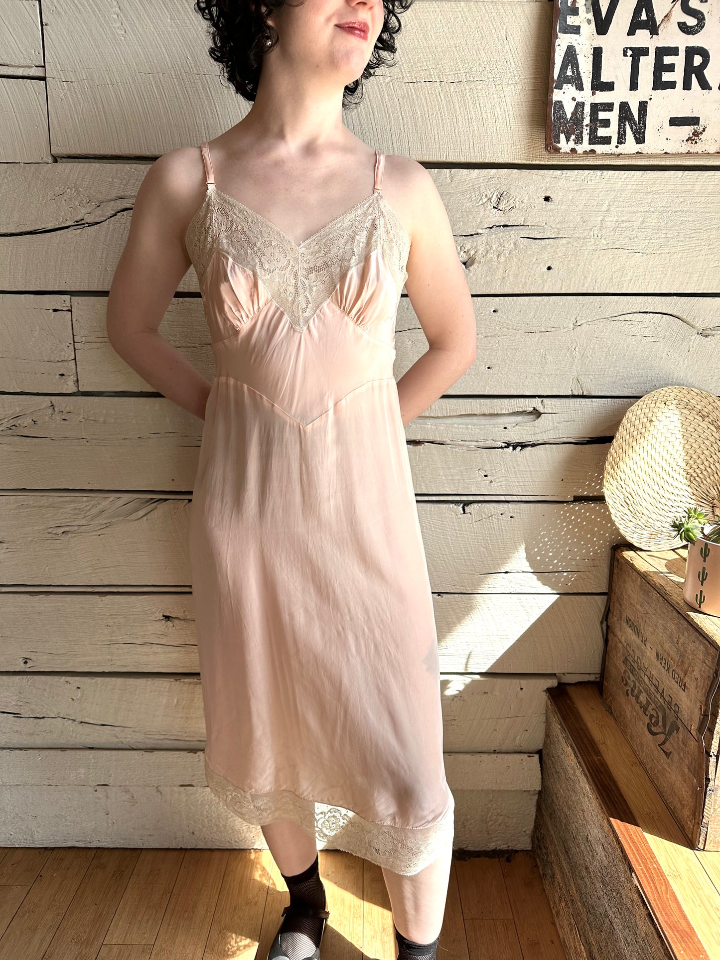 1940s/1950s light pink lace trim slip
