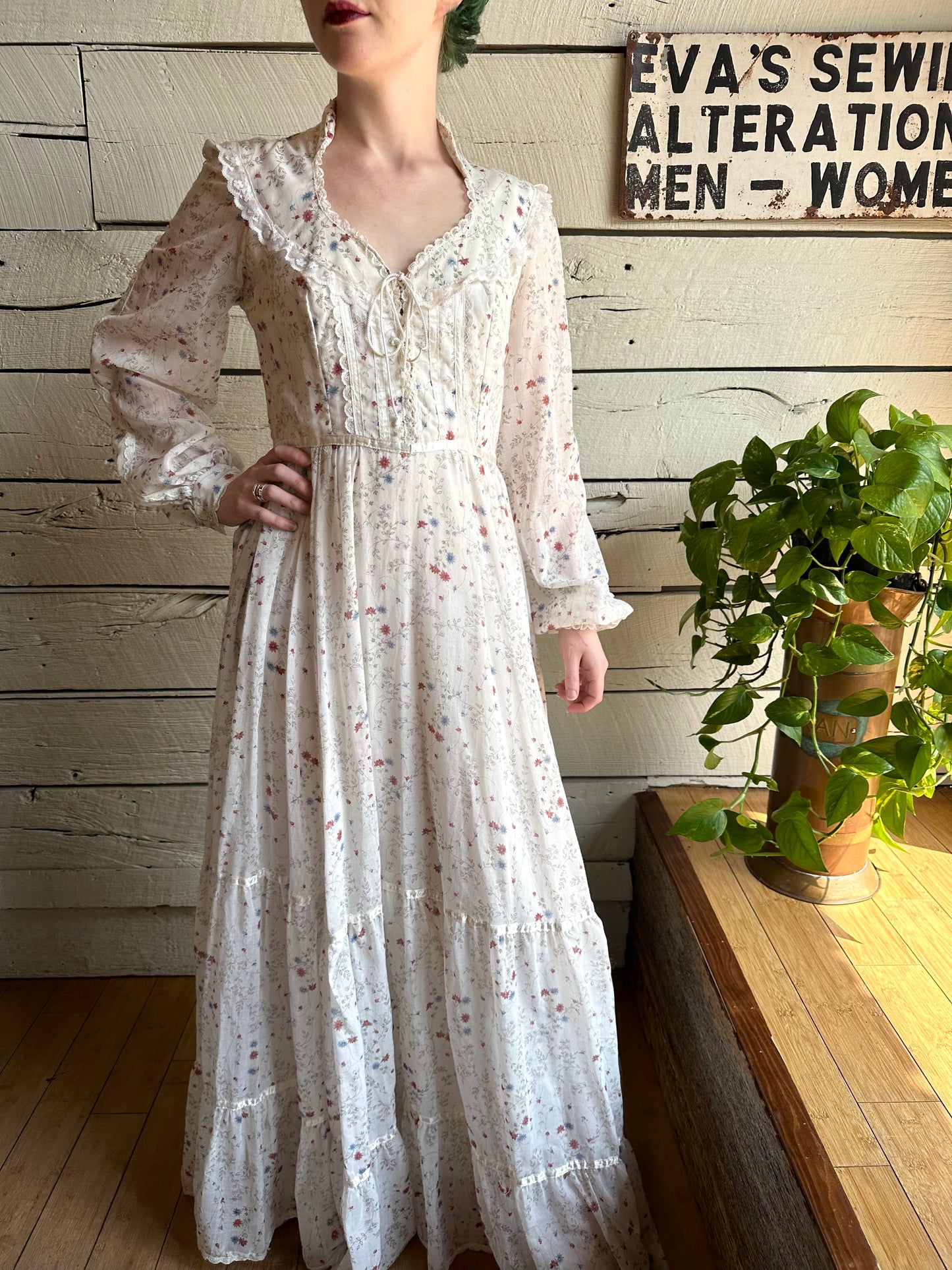 1970s Gunne Sax white long sleeve floral dress