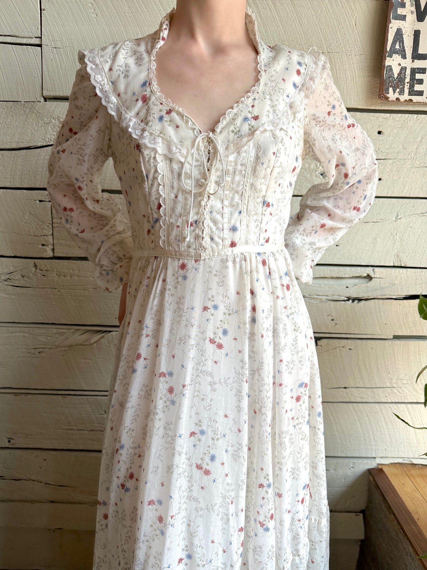 1970s Gunne Sax white long sleeve floral dress
