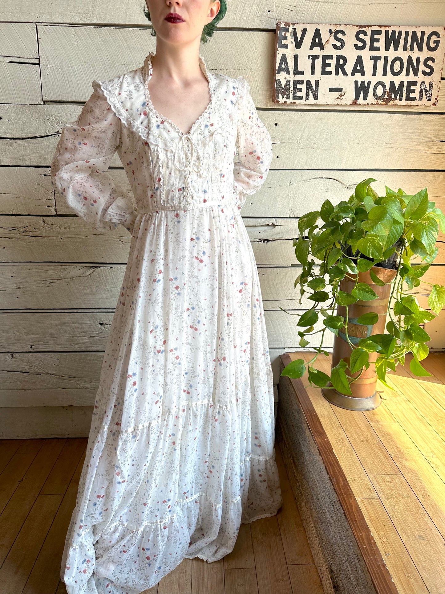 1970s Gunne Sax white long sleeve floral dress