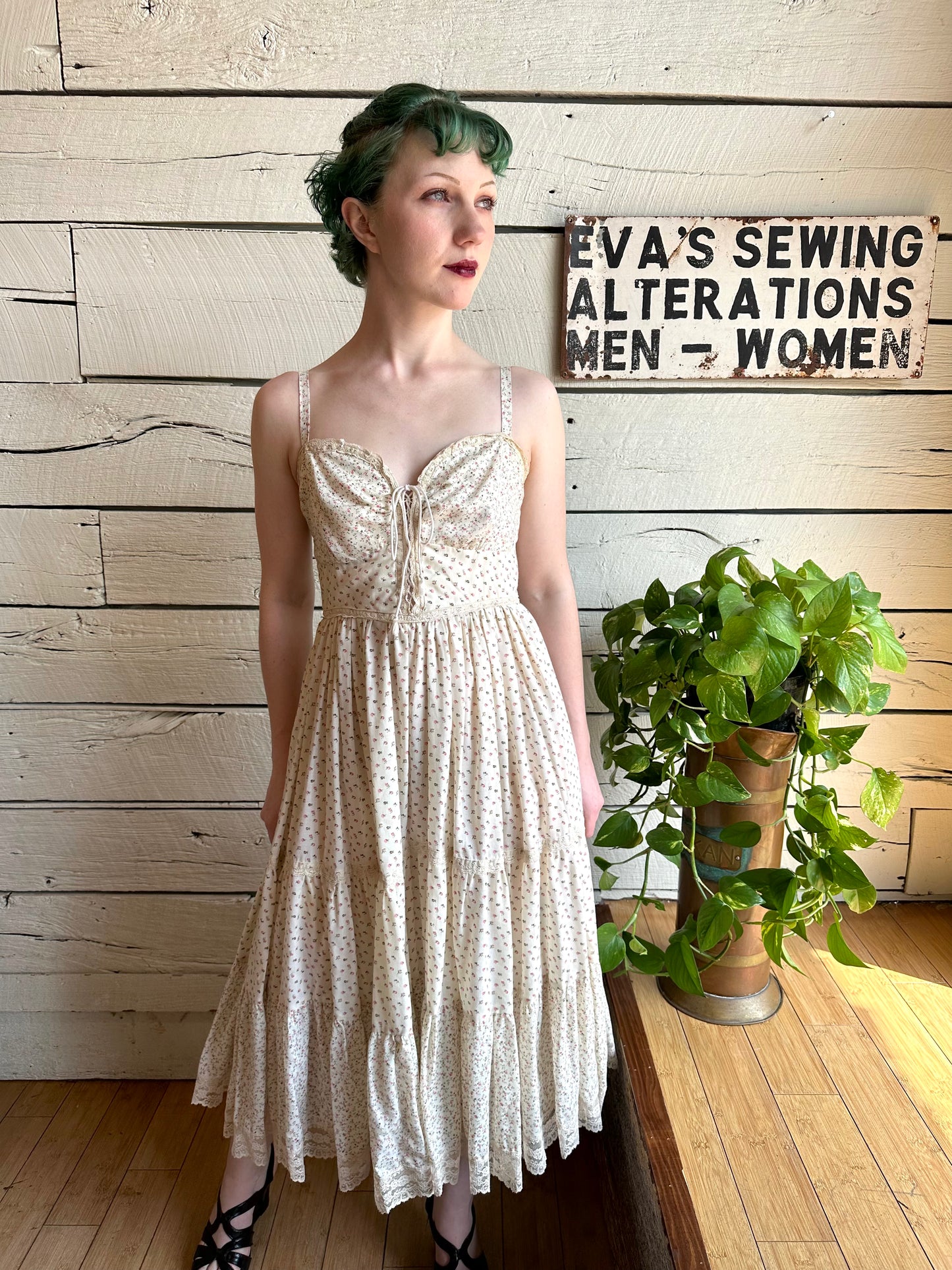 1970s Gunne Sax cream sleeveless floral dress