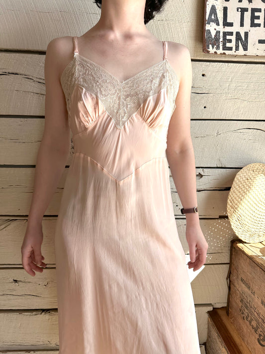 1940s/1950s light pink lace trim slip