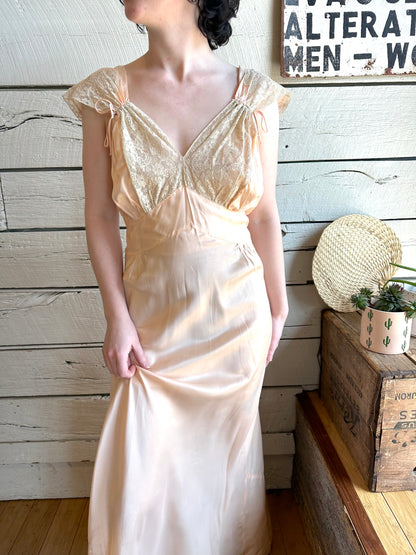 1930s/1940s peach lace trim full-length slip