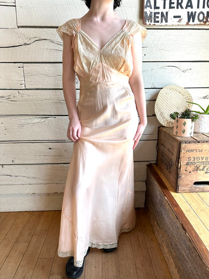 1930s/1940s peach lace trim full-length slip