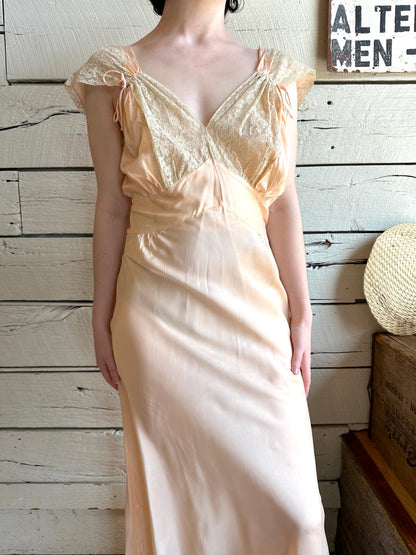 1930s/1940s peach lace trim full-length slip