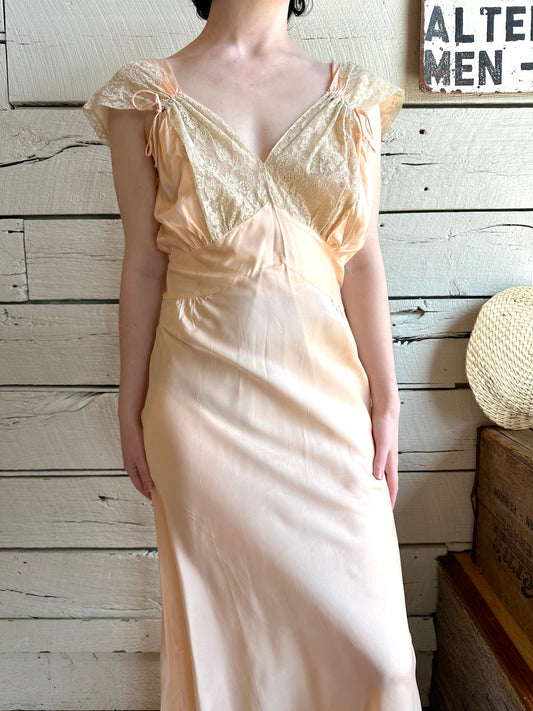 1930s/1940s peach lace trim full-length slip