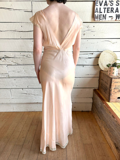 1930s/1940s peach lace trim full-length slip