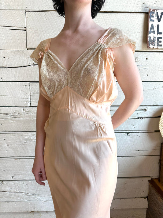 1930s/1940s peach lace trim full-length slip