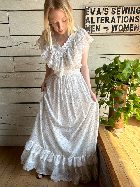 1970s Gunne Sax sleeveless white lace collar dress