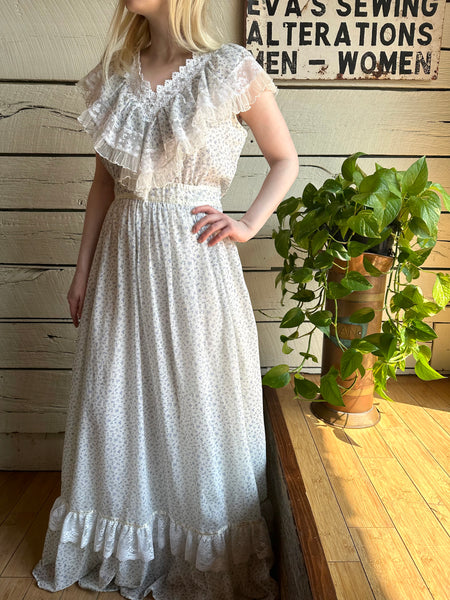 1970s Gunne Sax sleeveless white lace collar dress