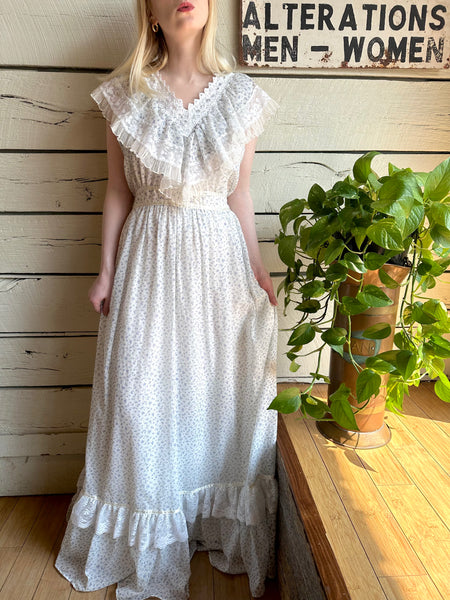 1970s Gunne Sax sleeveless white lace collar dress
