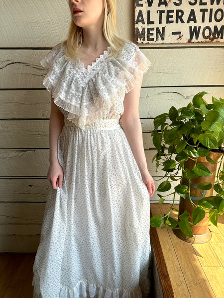1970s Gunne Sax sleeveless white lace collar dress
