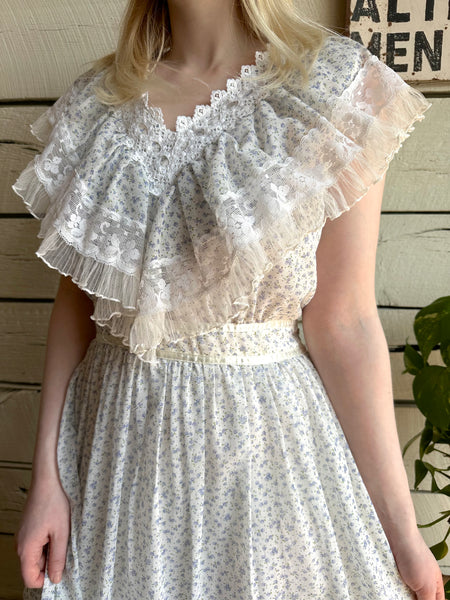 1970s Gunne Sax sleeveless white lace collar dress