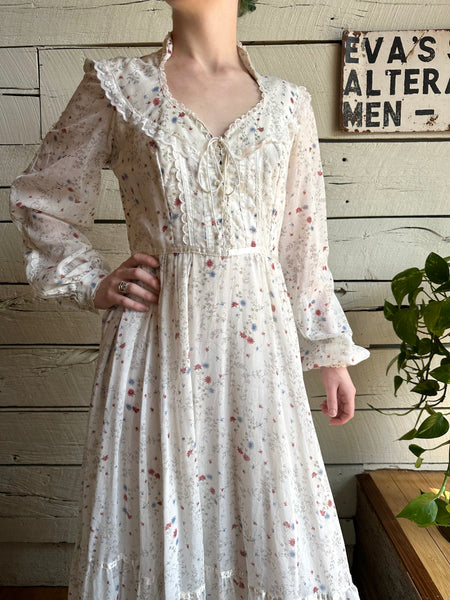1970s Gunne Sax white long sleeve floral dress