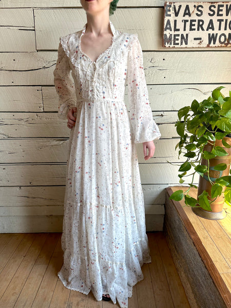 1970s Gunne Sax white long sleeve floral dress